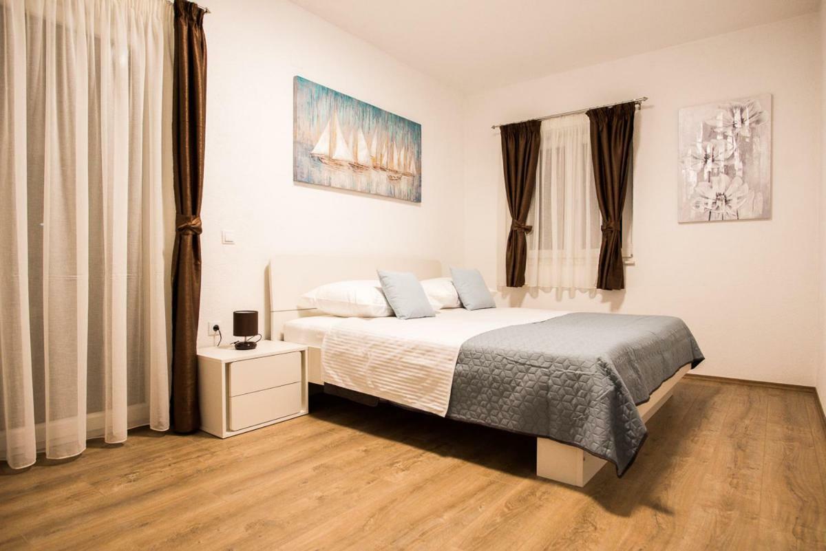 Apartments Cambio Каштела Екстер'єр фото