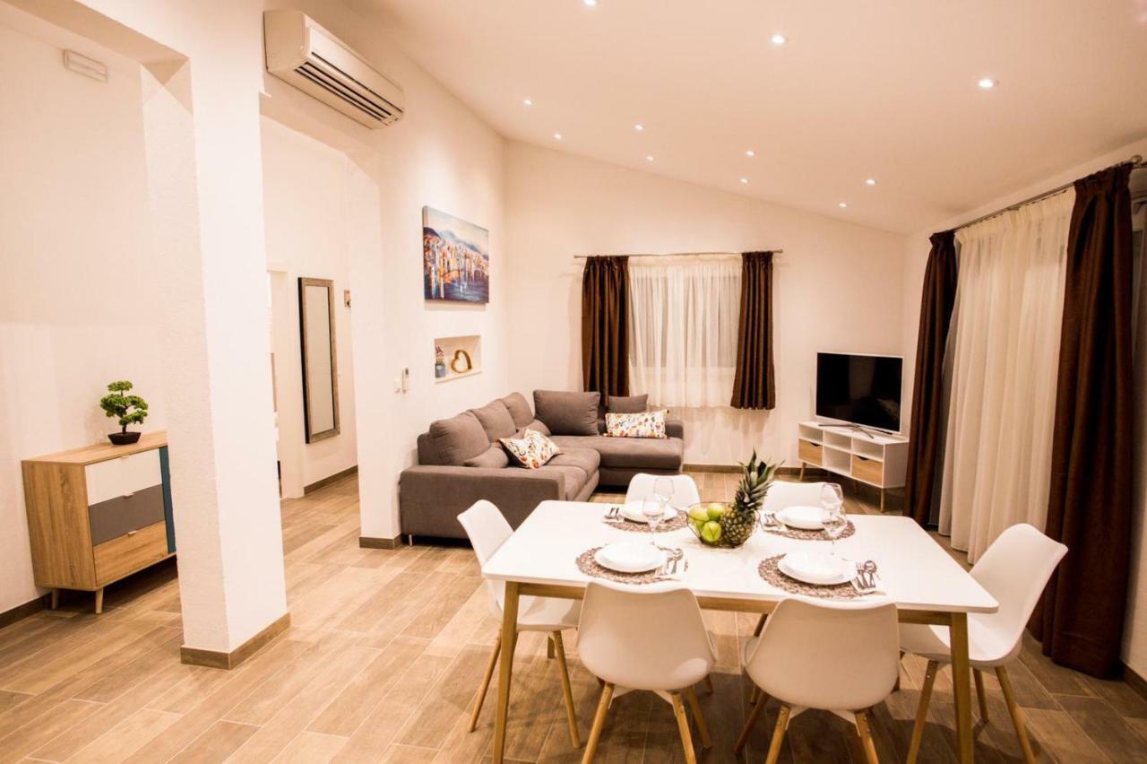 Apartments Cambio Каштела Екстер'єр фото